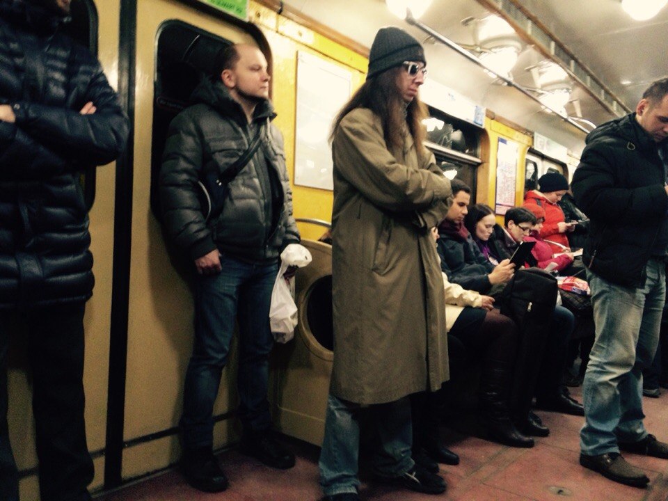 Новое сколько в метро. Люди в метро. Стоящие люди в метро. Современное метро люди. Люди в метро в куртках.