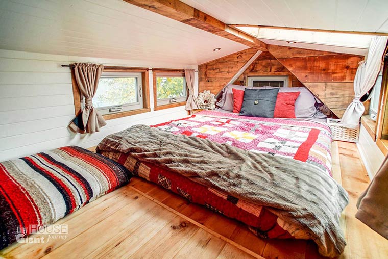 путешествие по миру домик на колесах, пара бросила работу и отправилась в путешествие, внутри дома на колесах, интерьер дома на колесах