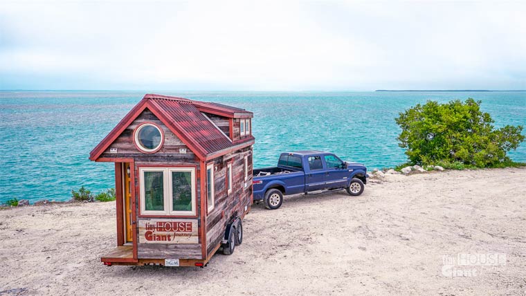 путешествие по миру домик на колесах, пара бросила работу и отправилась в путешествие, внутри дома на колесах, интерьер дома на колесах