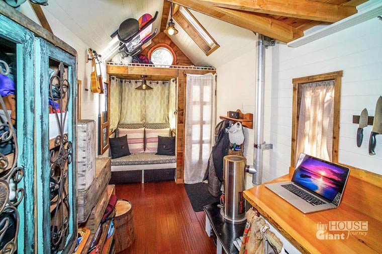 путешествие по миру домик на колесах, пара бросила работу и отправилась в путешествие, внутри дома на колесах, интерьер дома на колесах
