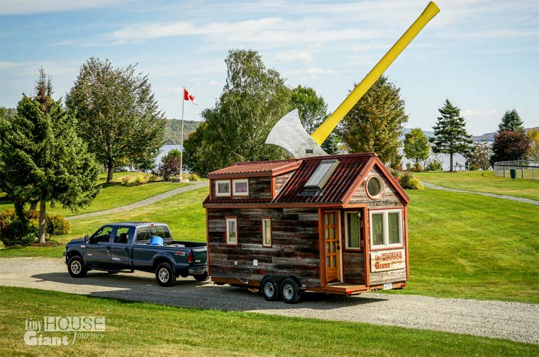 путешествие по миру домик на колесах, пара бросила работу и отправилась в путешествие, внутри дома на колесах, интерьер дома на колесах