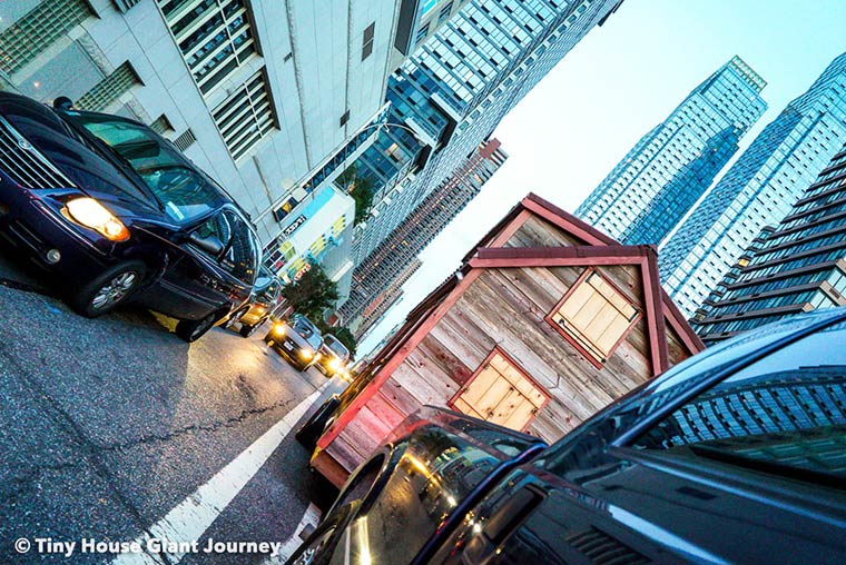 путешествие по миру домик на колесах, пара бросила работу и отправилась в путешествие, внутри дома на колесах, интерьер дома на колесах