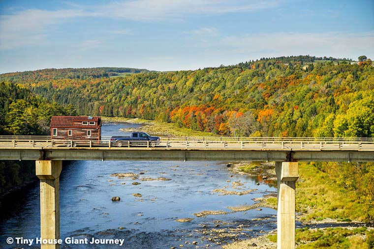 путешествие по миру домик на колесах, пара бросила работу и отправилась в путешествие, внутри дома на колесах, интерьер дома на колесах