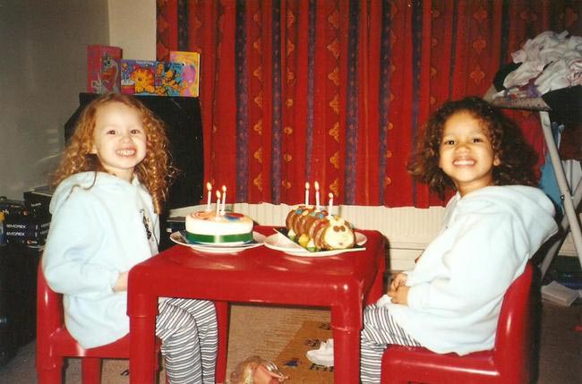 Во внешности этих девушек нет ничего общего, но тем не менее они близнецы Люси и Мария Эйлмер,Lucy and Maria Aylmer, Lucy Aylmer, Maria Aylmer, сестры близнецы разного цвета кожи, сестры близнецы разных рас,