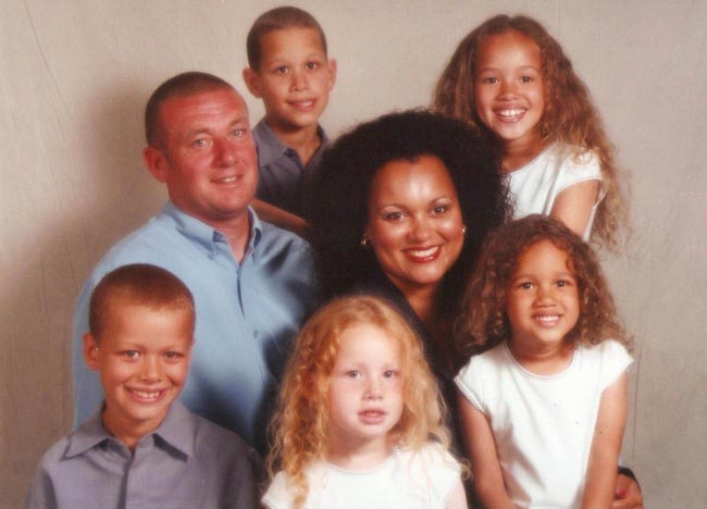 Во внешности этих девушек нет ничего общего, но тем не менее они близнецы Люси и Мария Эйлмер,Lucy and Maria Aylmer, Lucy Aylmer, Maria Aylmer, сестры близнецы разного цвета кожи, сестры близнецы разных рас,