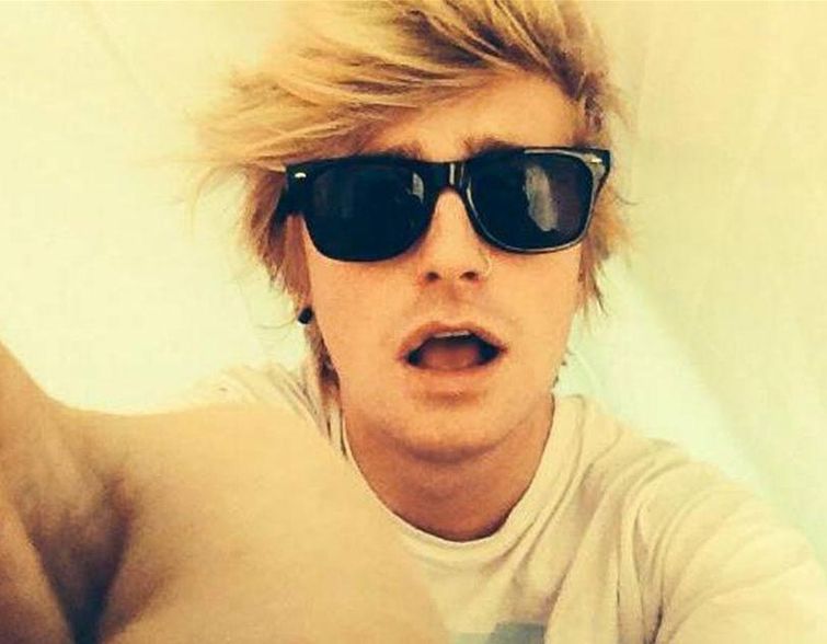 Парень нашел гениальный способ, чтобы не платить огромные деньги за исправление ошибки при заказе авиабилетов парень сменил фамилию ошибка в билете, сменил фамилию из-за ошибки в авиабилете, Адам Уэст, Adam West, Адам Армстронг, Adam Armstrong