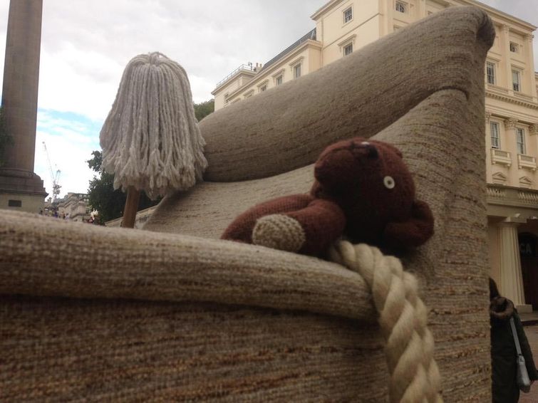 Мистеру Бину 25? 25 лет мистеру Бину, Роуэн Аткинсон повторил трюк из шоу, Роуэн Аткинсон в кресле на крыше машины