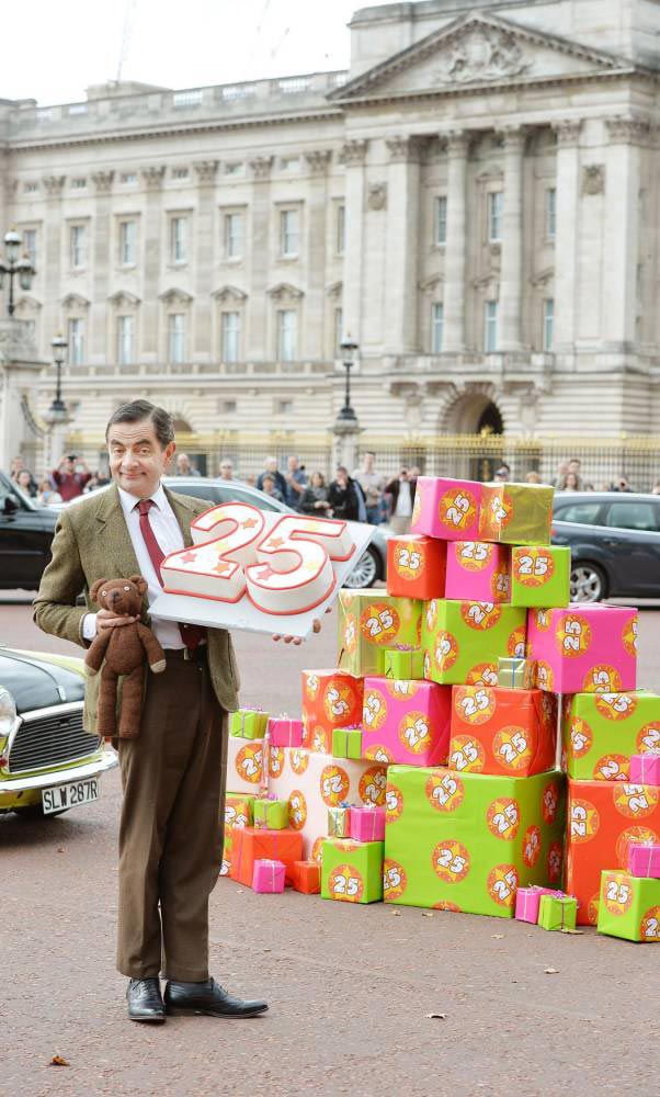 Мистеру Бину 25? 25 лет мистеру Бину, Роуэн Аткинсон повторил трюк из шоу, Роуэн Аткинсон в кресле на крыше машины