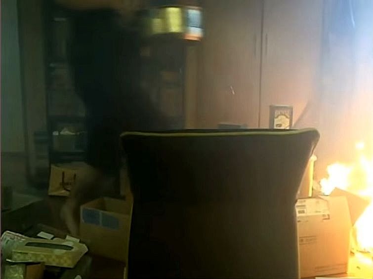 геймер поджег квартиру в прямом эфире, японец сжег квартиру онлайн, стример поджег квартиру в прямом эфире