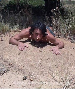 Эндрю Юклс, Andrew Ucles, Эндрю Юклс на муравейнике, Эндрю Юклс ловит животных руками