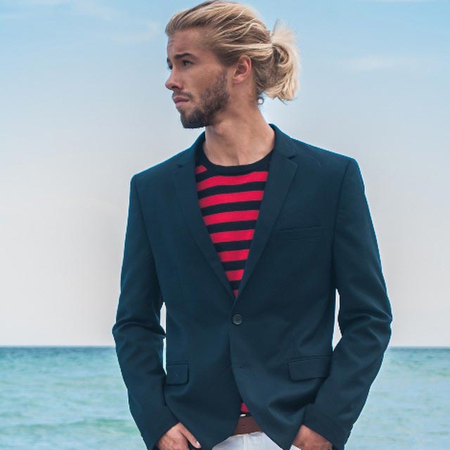 Двойной удар: привлекательные бородатые красавцы с гульками привлекательные бородатые красавцы с гульками, борода и гулька, парни с длинными волосами