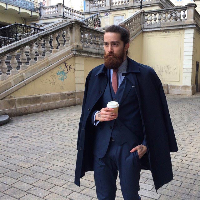 Двойной удар: привлекательные бородатые красавцы с гульками привлекательные бородатые красавцы с гульками, борода и гулька, парни с длинными волосами