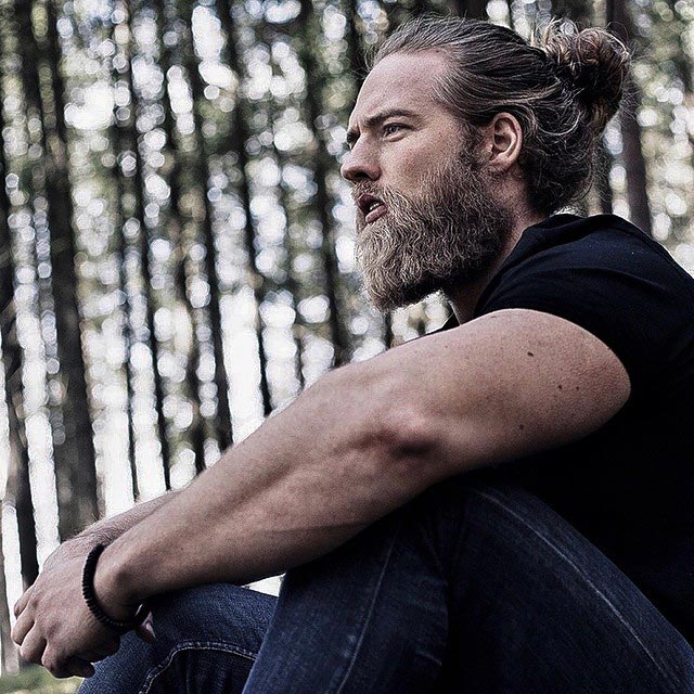 Двойной удар: привлекательные бородатые красавцы с гульками привлекательные бородатые красавцы с гульками, борода и гулька, парни с длинными волосами