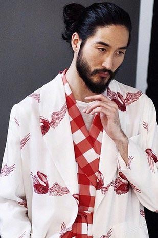 привлекательные бородатые красавцы с гульками, борода и гулька, парни с длинными волосами