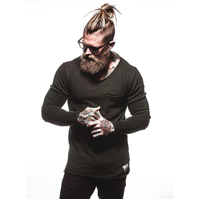 Двойной удар: привлекательные бородатые красавцы с гульками привлекательные бородатые красавцы с гульками, борода и гулька, парни с длинными волосами