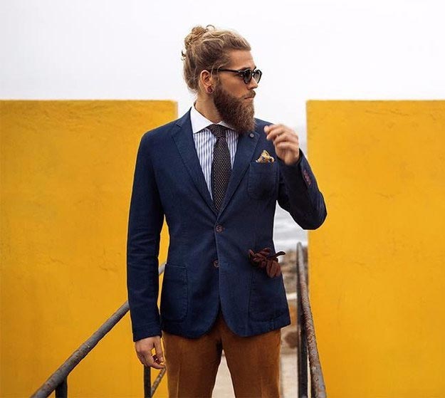 Двойной удар: привлекательные бородатые красавцы с гульками привлекательные бородатые красавцы с гульками, борода и гулька, парни с длинными волосами