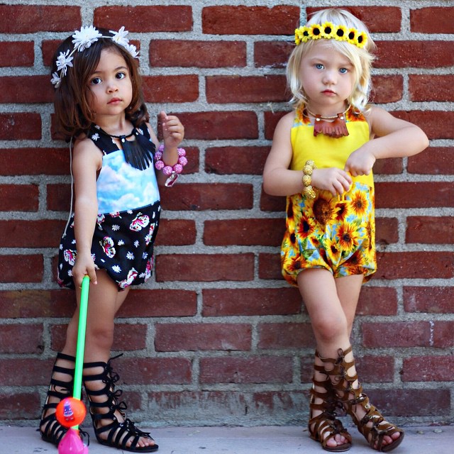 Маленькие дети в модной одежде