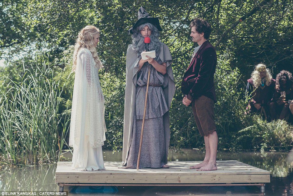 Властелин обручальных колец: 170 гостей в маскарадных костюмах на потрясающей хоббит-свадьбе в стиле Средиземья свадьба в стиле властелина колец, свадьба в стиле хоббита, властелин колец свадьба