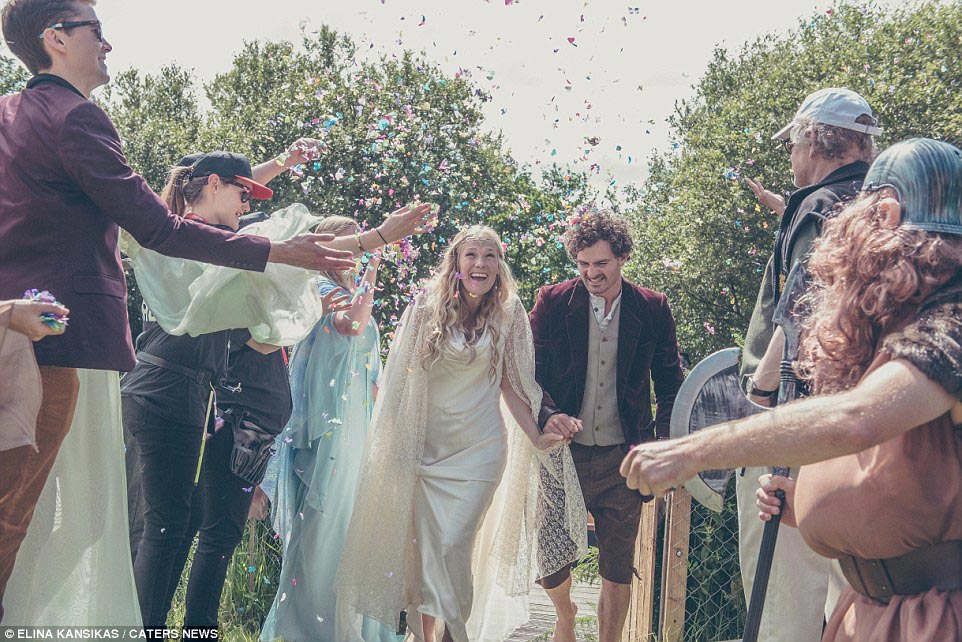 Властелин обручальных колец: 170 гостей в маскарадных костюмах на потрясающей хоббит-свадьбе в стиле Средиземья свадьба в стиле властелина колец, свадьба в стиле хоббита, властелин колец свадьба