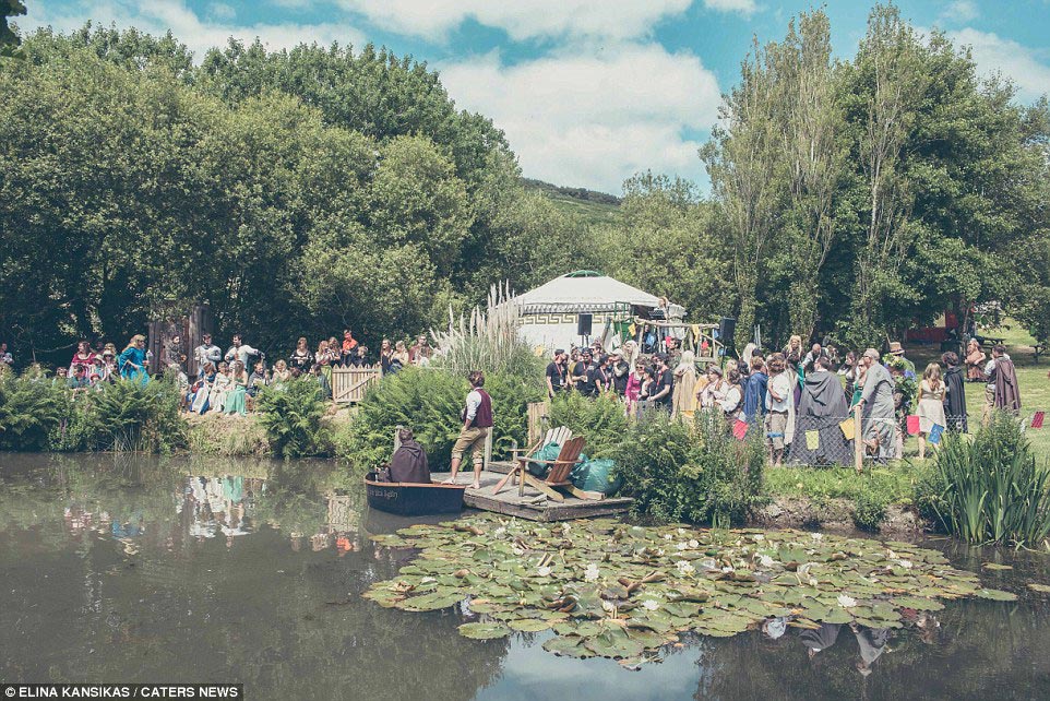 Властелин обручальных колец: 170 гостей в маскарадных костюмах на потрясающей хоббит-свадьбе в стиле Средиземья свадьба в стиле властелина колец, свадьба в стиле хоббита, властелин колец свадьба