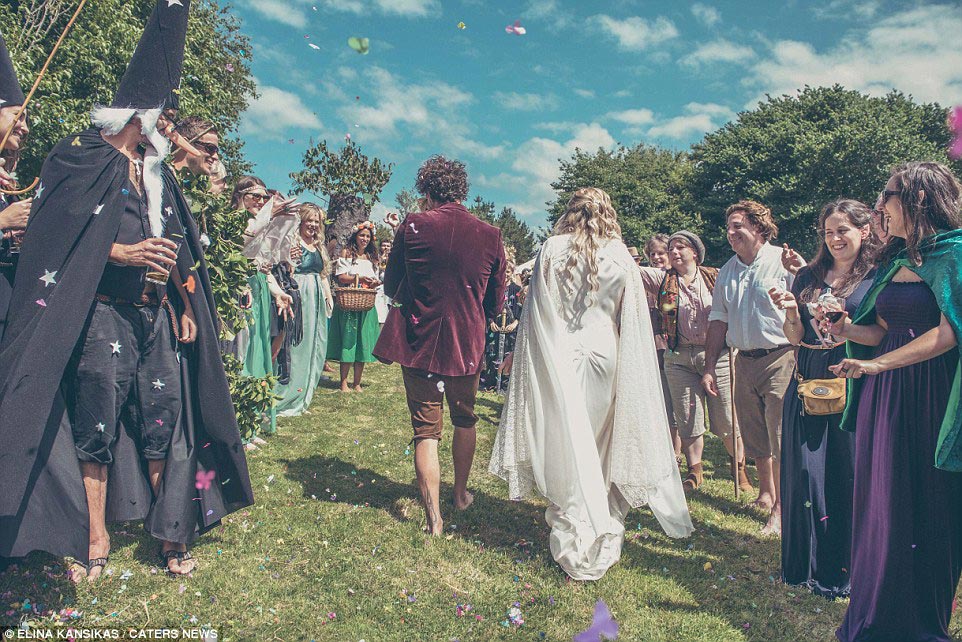 Властелин обручальных колец: 170 гостей в маскарадных костюмах на потрясающей хоббит-свадьбе в стиле Средиземья свадьба в стиле властелина колец, свадьба в стиле хоббита, властелин колец свадьба