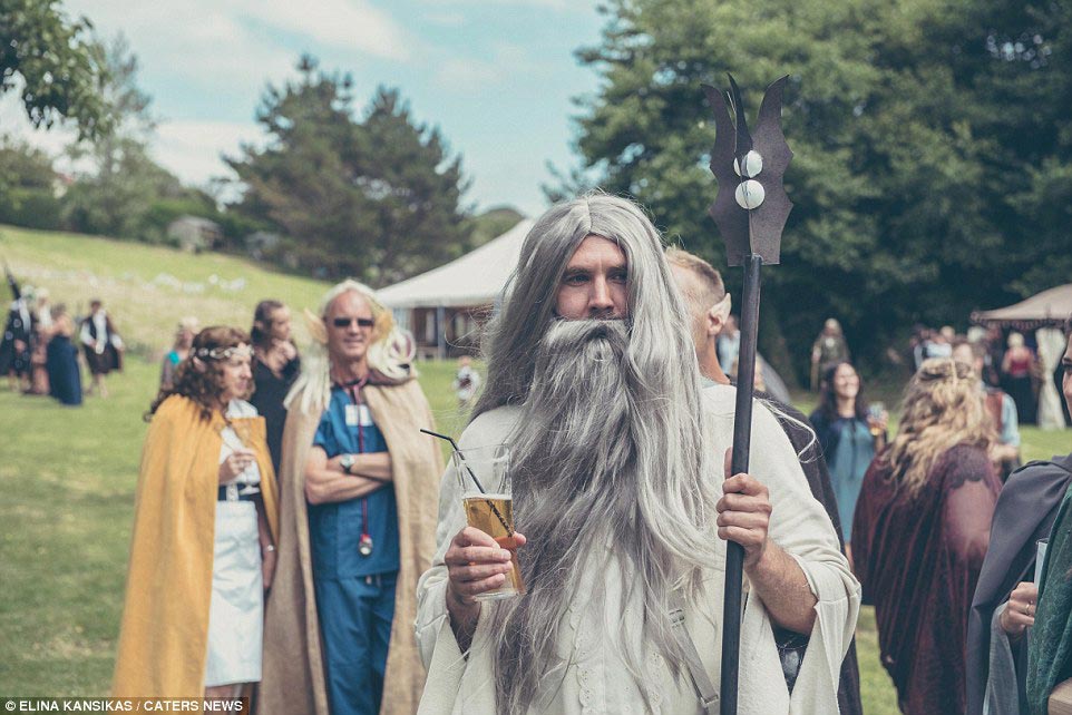 Властелин обручальных колец: 170 гостей в маскарадных костюмах на потрясающей хоббит-свадьбе в стиле Средиземья свадьба в стиле властелина колец, свадьба в стиле хоббита, властелин колец свадьба