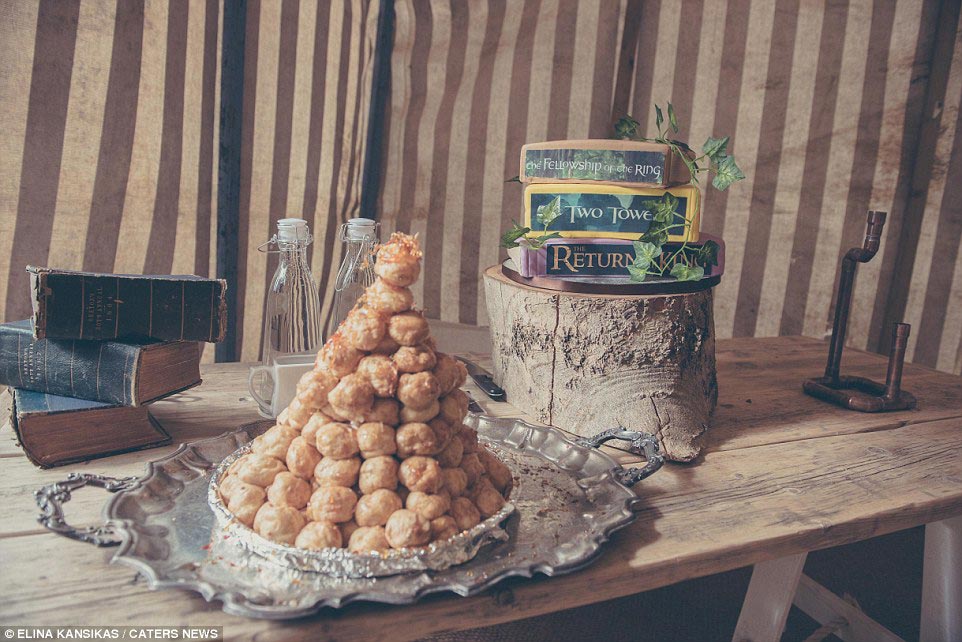 Властелин обручальных колец: 170 гостей в маскарадных костюмах на потрясающей хоббит-свадьбе в стиле Средиземья свадьба в стиле властелина колец, свадьба в стиле хоббита, властелин колец свадьба