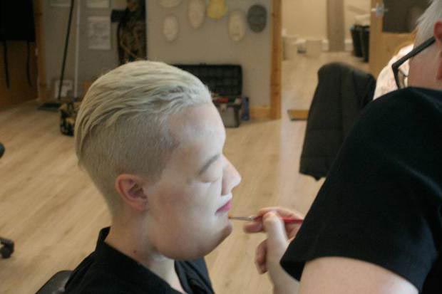 Ли де Врис, Leigh de Vries, Воображаемое уродство, себя на самом деле чувствуют дисморфобия, фейковая опухоль на лице девушки