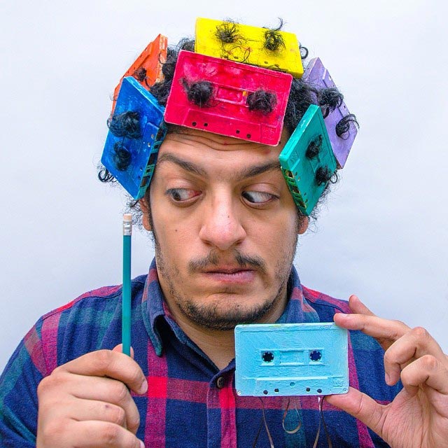 Ахмад Эль-Аби, Ahmad El-Abi, фотограф фарширует свои волосы всем что попадается ему под руку