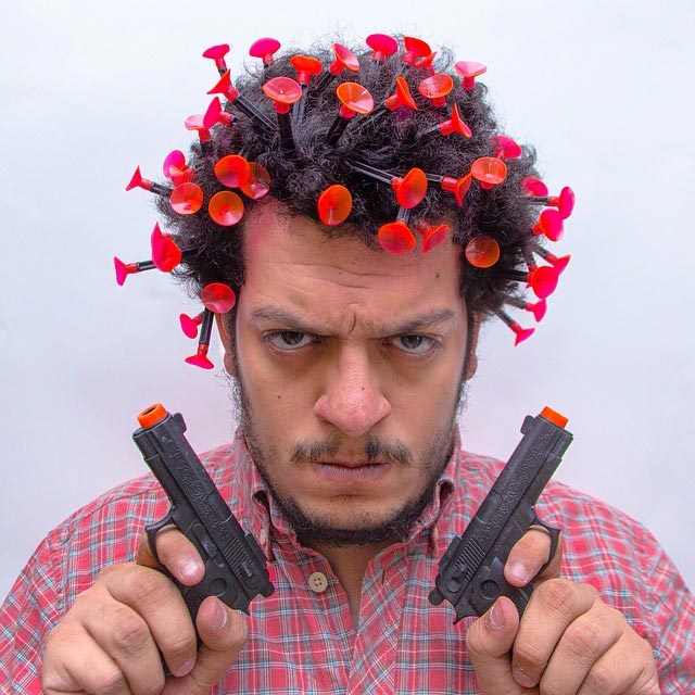 Ахмад Эль-Аби, Ahmad El-Abi, фотограф фарширует свои волосы всем что попадается ему под руку