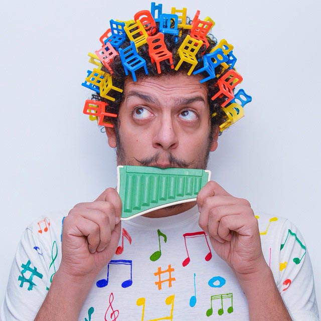 Ахмад Эль-Аби, Ahmad El-Abi, фотограф фарширует свои волосы всем что попадается ему под руку