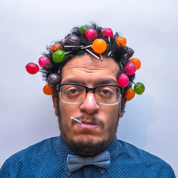 Ахмад Эль-Аби, Ahmad El-Abi, фотограф фарширует свои волосы всем что попадается ему под руку