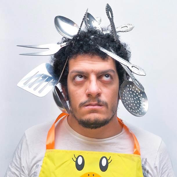 Ахмад Эль-Аби, Ahmad El-Abi, фотограф фарширует свои волосы всем что попадается ему под руку