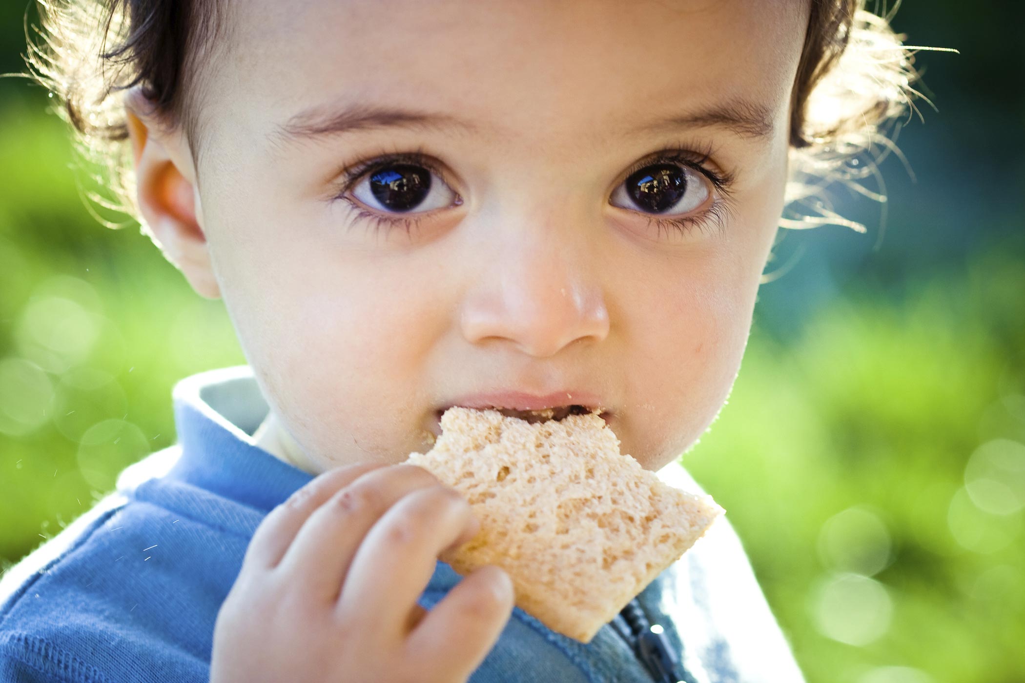 Ребенок ест хлеб