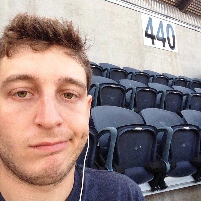 мальчишник в одиночестве, Робби Чернов, Robbie Chernow, грустный парень мальчишник в одиночестве, один на мальчишнике