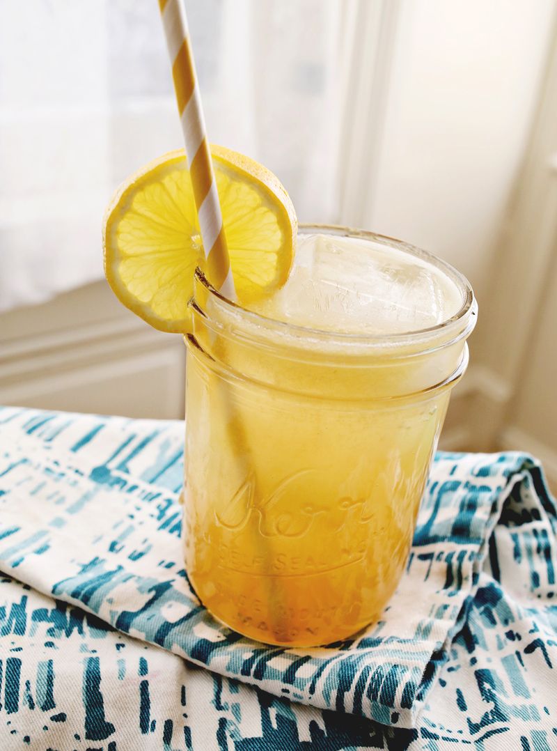 Кофе лимон и вода. Медовый лимонад. Лимонад с медом. Медовый сок. Бодрость напиток.