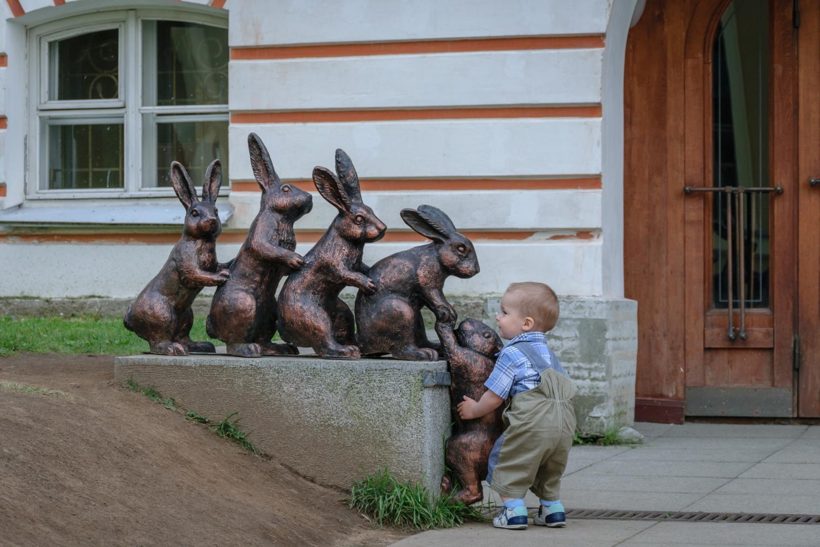 Добро смешные картинки. Скульптура счастливое детство. Смешные скульптуры для детей. Доброта прикол. Шутки про доброту.