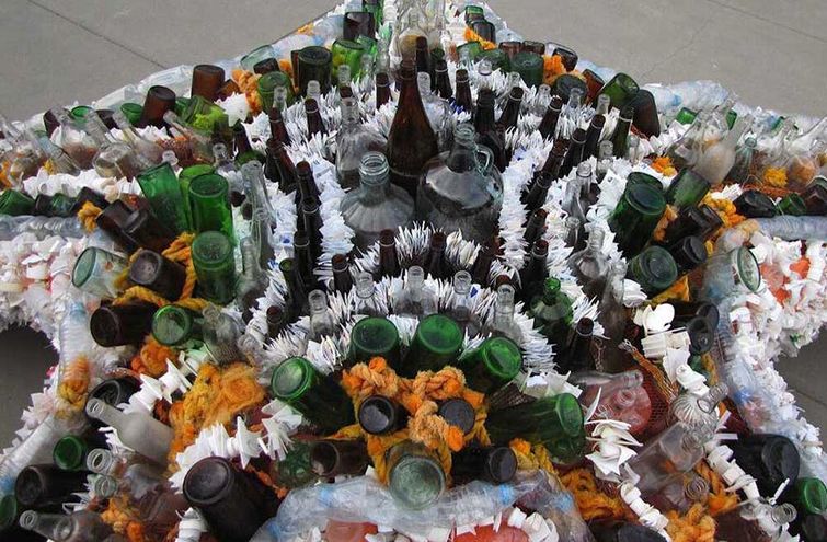 скульптуры из мусора, скульптуры из мусора найденного на пляже