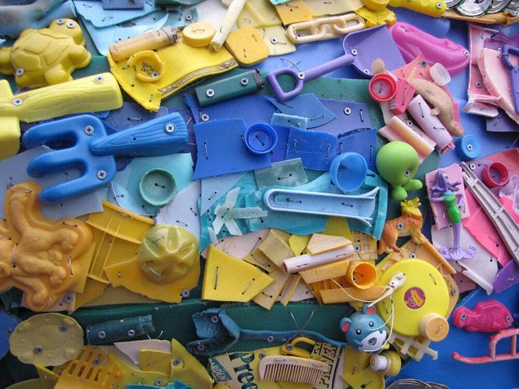 скульптуры из мусора, скульптуры из мусора найденного на пляже