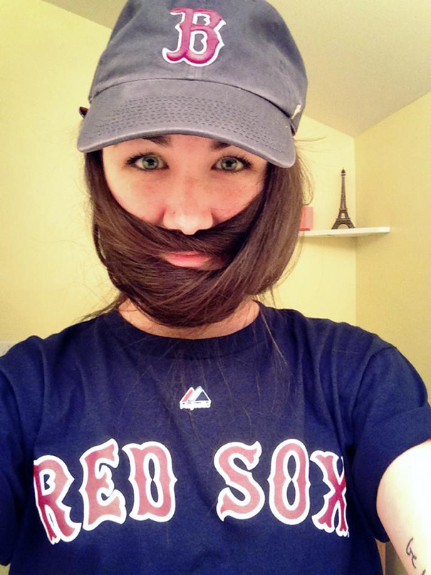 Девушки плетут из своих волос бороды, бороды из волос