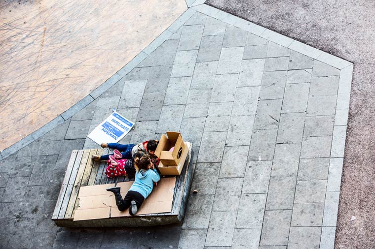 жизнь скамейки, Габор Эрднли, Gabor Erdely, снимал скамейку в течение года,  скамейка в Барселоне