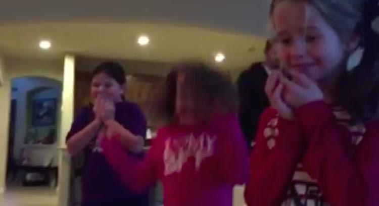 реакция сестер нашедших братика под ёлкой, реакция маленьких сестер на брата