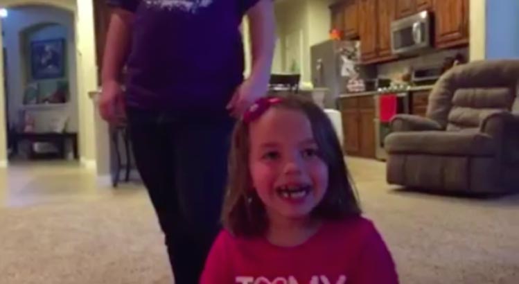 реакция сестер нашедших братика под ёлкой, реакция маленьких сестер на брата