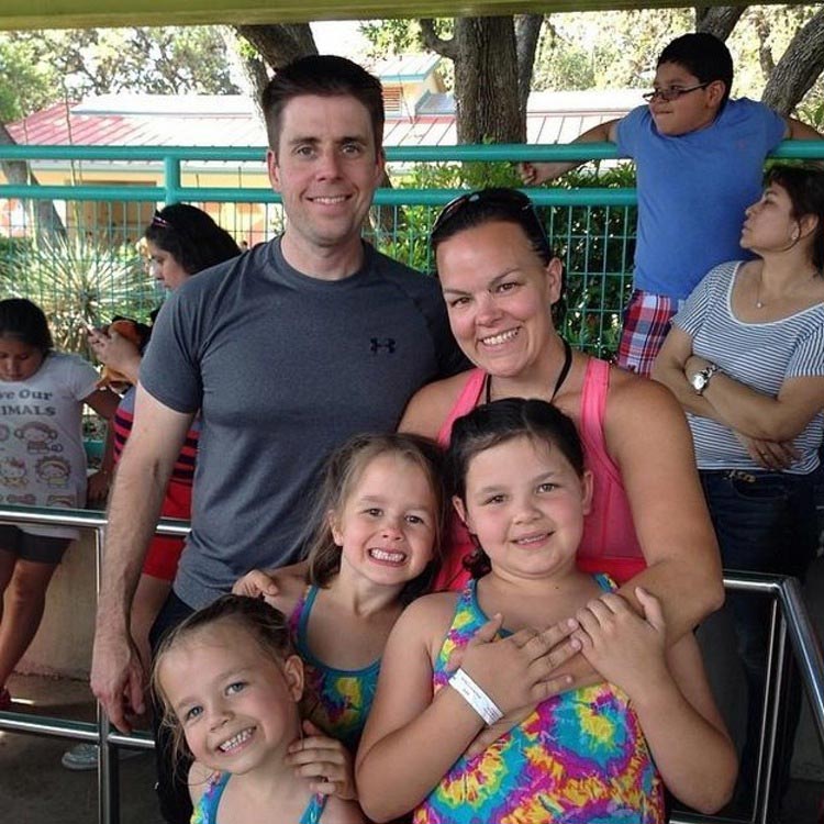 реакция сестер нашедших братика под ёлкой, реакция маленьких сестер на брата