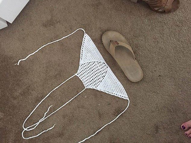 кошка в топе, кошка в лифчике, женщина сфотографировала кошек в топе, маленький размер топа кошка