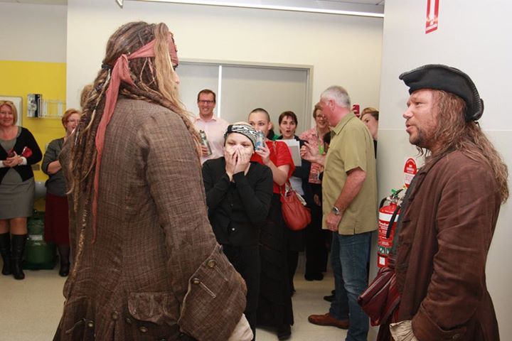 Джонни Депп навестил больных детей, Джек Воробей навестил детей в больнице