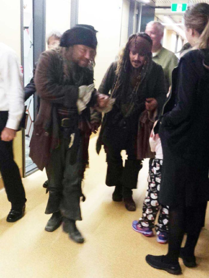 Джонни Депп навестил больных детей, Джек Воробей навестил детей в больнице