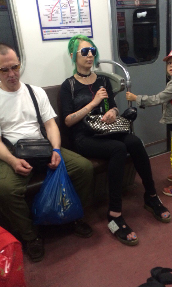 мода петербургского метро, мода метро, модники в транспорте, странные пассажиры метро 