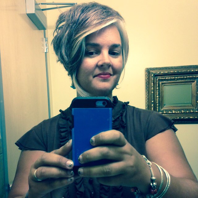 Женщина встала в центре города в одном купальнике с завязанными глазами, чтобы призвать людей любить себя Эми Пенс-Браун, Amy Pence-Brown, Женщина встала в центре города в одном купальнике с завязанными глазами