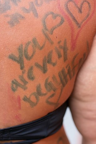 Эми Пенс-Браун, Amy Pence-Brown, Женщина встала в центре города в одном купальнике с завязанными глазами